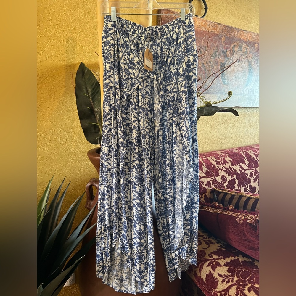 Wrap style pant open in front. Color white and blue.